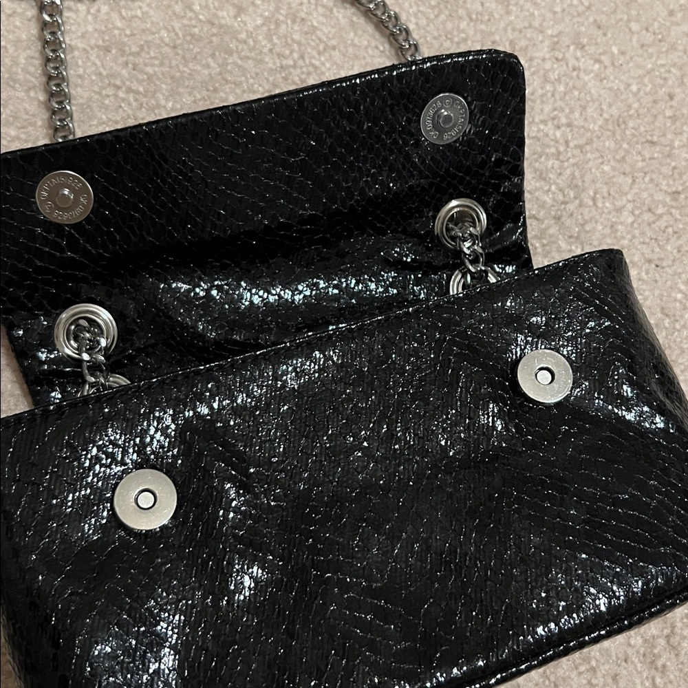 Betsey Johnson Black Slither And Shine Crossbody Faux Snakeskin Wolf Purse NWOT - Picture 6 of 8